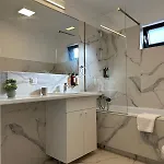 Close Luxury Glam Apartments דירה