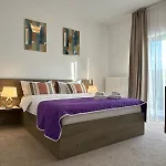 Close Luxury Glam Apartments *