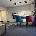 Close Luxury Glam Apartments דירה