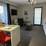 Close Luxury Glam Apartments *