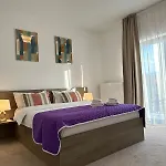 Close Luxury Glam Apartments