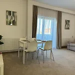 Close Luxury Glam Apartments דירה