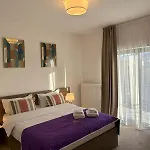 Close Luxury Glam Apartments