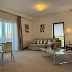 Close Luxury Glam Apartments דירה