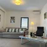 Close Luxury Glam Apartments *