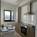 Close Luxury Glam Apartments דירה