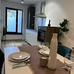 Close Luxury Glam Apartments *