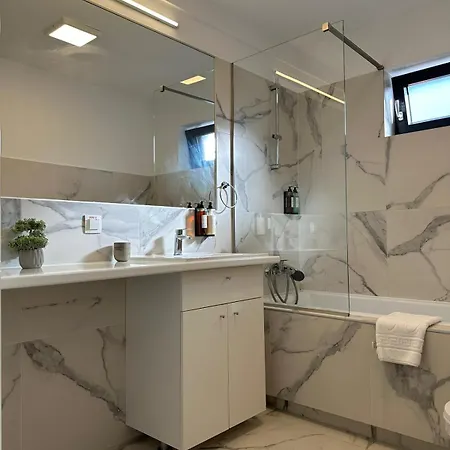 Close Luxury Glam Apartments Daire