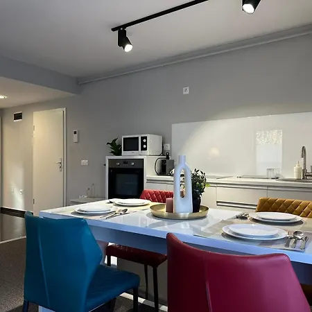 Luxury Glam & Near Coresi Mall Apartment Brasov