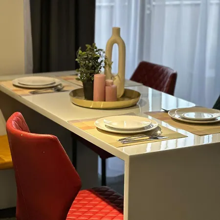 Close Luxury Glam Apartments