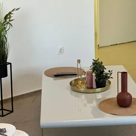 Close Luxury Glam Apartments *