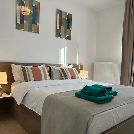 Apartment Luxury Glam & Near Coresi Mall