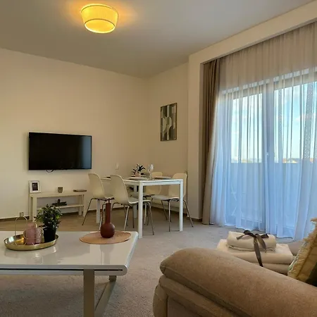Apartment Luxury Glam & Near Coresi Mall *