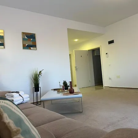 Close Luxury Glam Apartments * Braşov