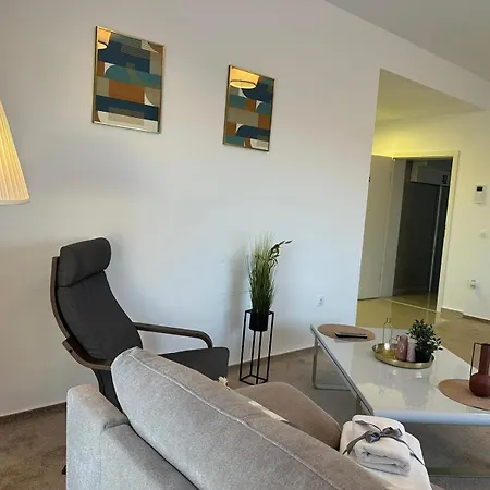 Close Luxury Glam Apartments