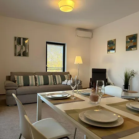 Apartment Luxury Glam & Near Coresi Mall *