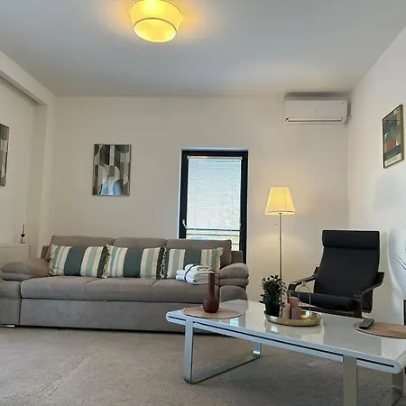 Close Luxury Glam Apartments *