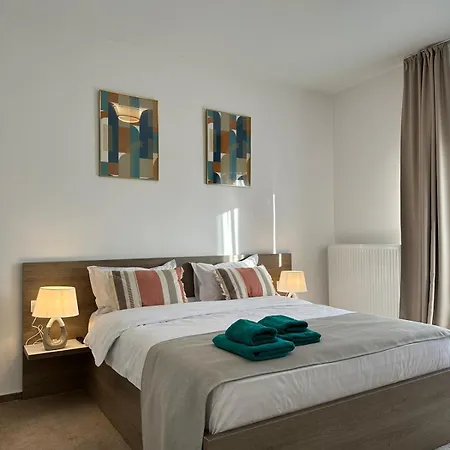 Close Luxury Glam Apartments * Braşov