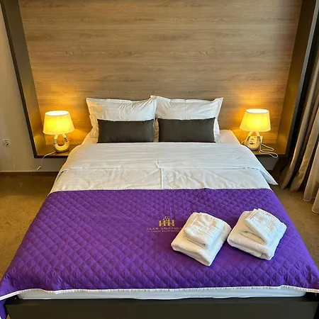 Apartment Luxury Glam & Near Coresi Mall