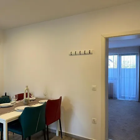 Apartment Luxury Glam & Near Coresi Mall *