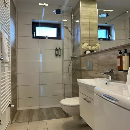 Close Luxury Glam Apartments * Braşov