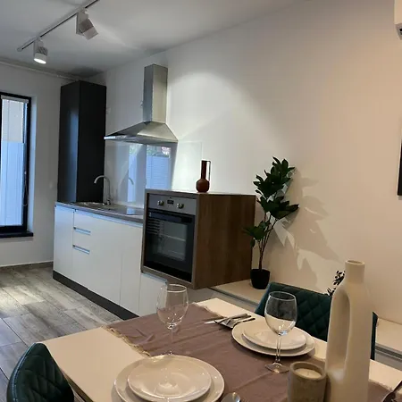 Close Luxury Glam Apartments