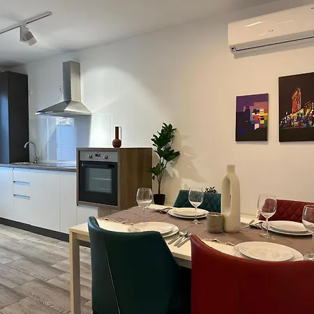 Luxury Glam & Near Coresi Mall Apartment