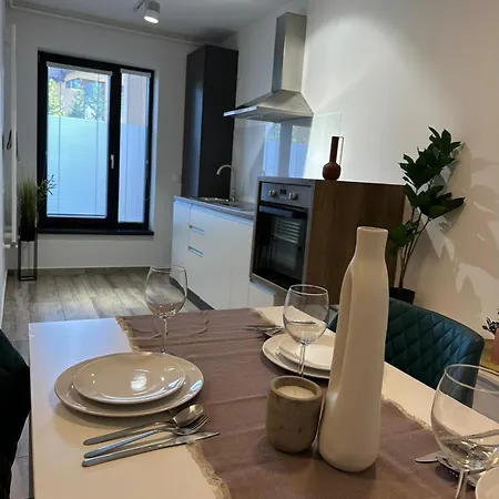 Close Luxury Glam Apartments *