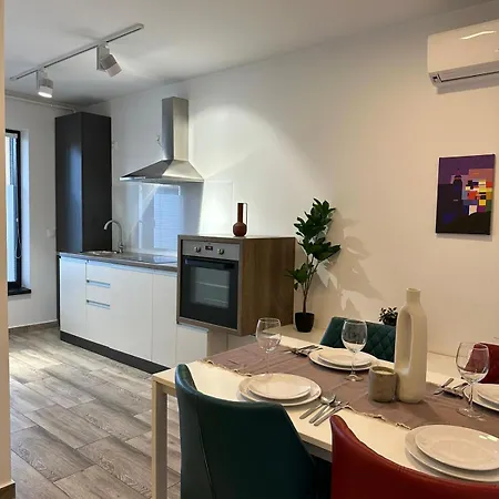 Luxury Glam & Near Coresi Mall Apartment *