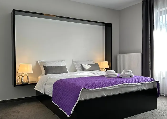 Close Luxury Glam Apartments