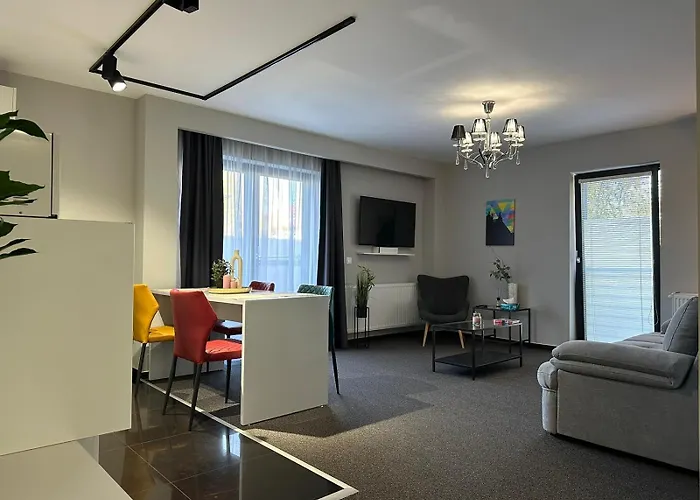 Close Luxury Glam Apartments Apartment