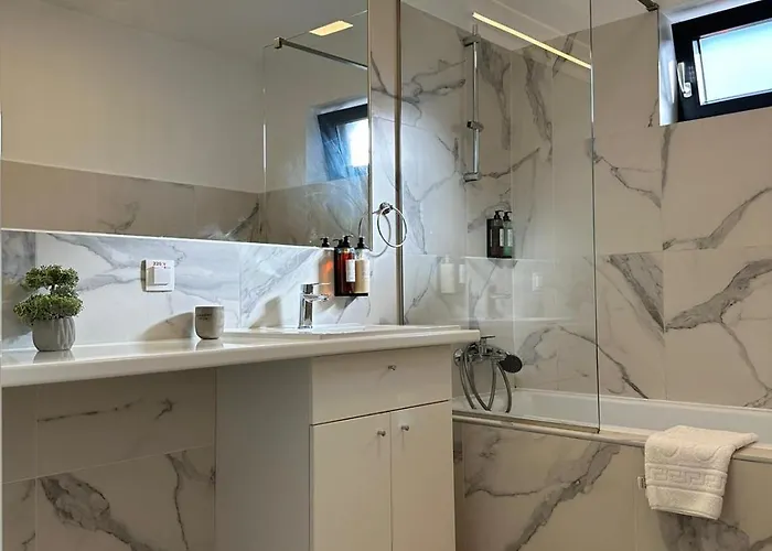 Close Luxury Glam Apartments Apartment