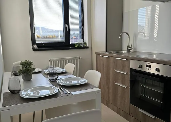 Close Luxury Glam Apartments Apartment