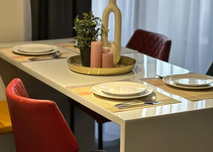 Close Luxury Glam Apartments