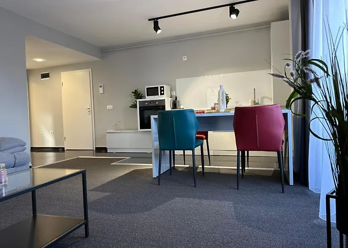 Close Luxury Glam Apartments Apartment