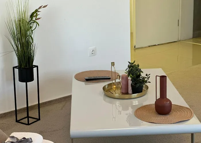 Close Luxury Glam Apartments *