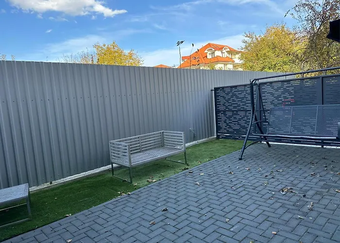 Close Luxury Glam Apartments