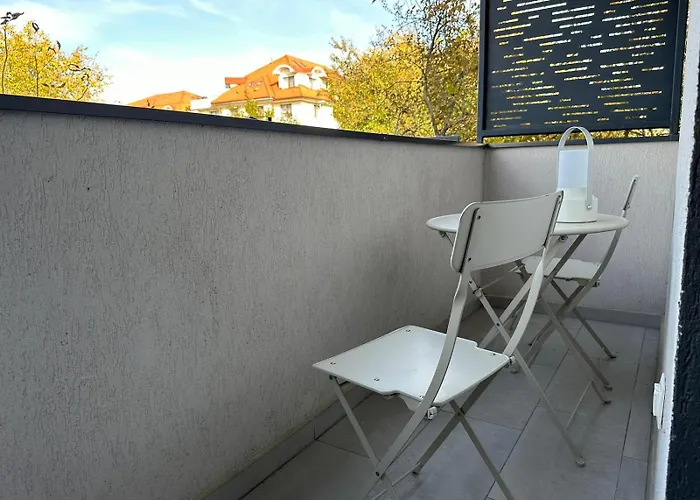 Close Luxury Glam Apartments Apartment