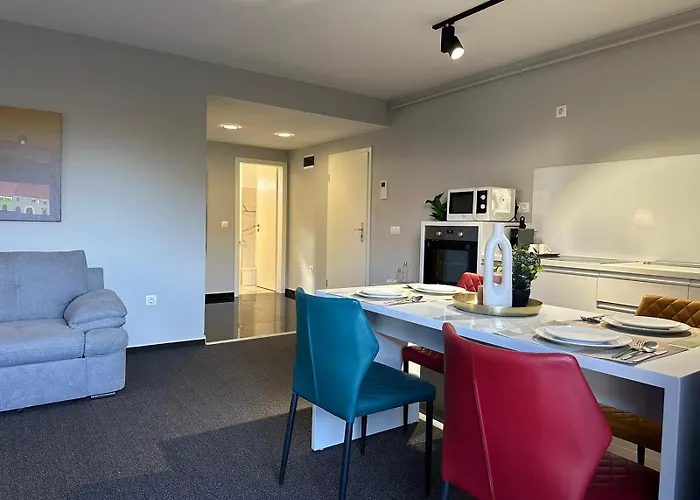 Close Luxury Glam Apartments Apartment *