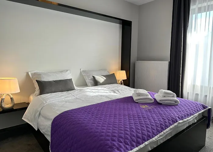 Close Luxury Glam Apartments