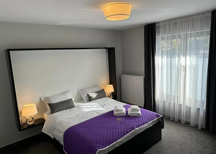 Close Luxury Glam Apartments Apartment