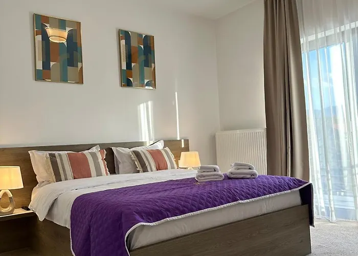 Close Luxury Glam Apartments