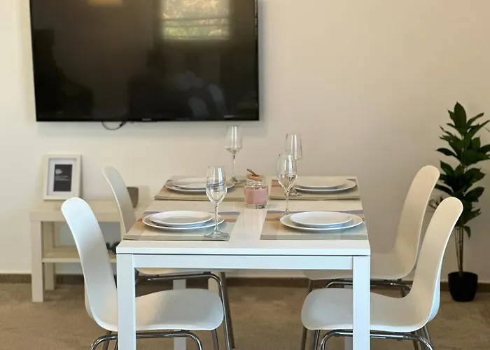 Close Luxury Glam Apartments * Brașov