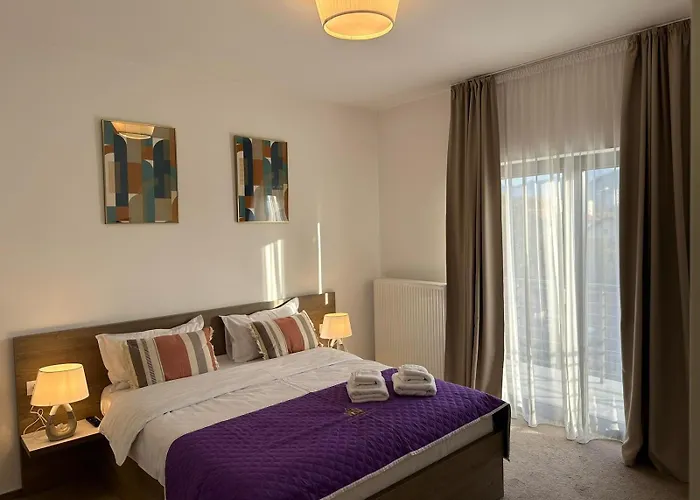 Close Luxury Glam Apartments