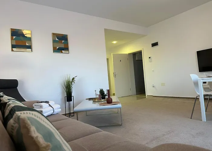 Close Luxury Glam Apartments * Brașov