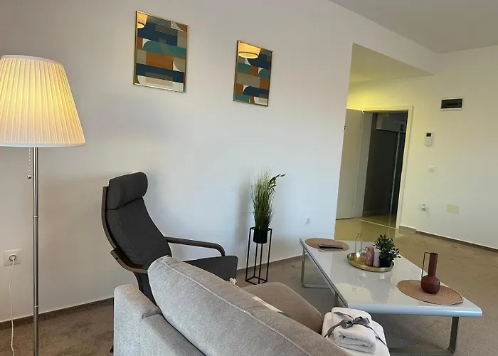 Close Luxury Glam Apartments