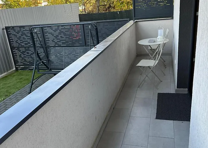 Close Luxury Glam Apartments