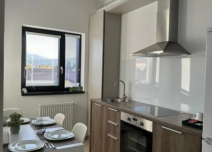 Close Luxury Glam Apartments Apartment