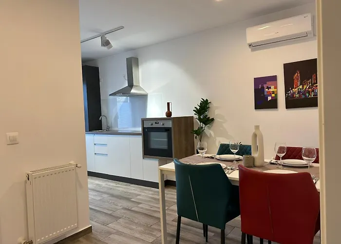 Close Luxury Glam Apartments Apartment *