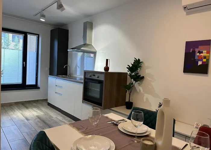 Close Luxury Glam Apartments